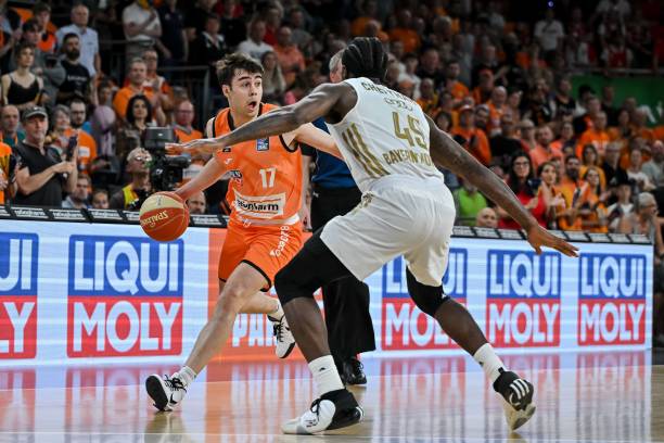 总决赛中遭 总决赛中遭